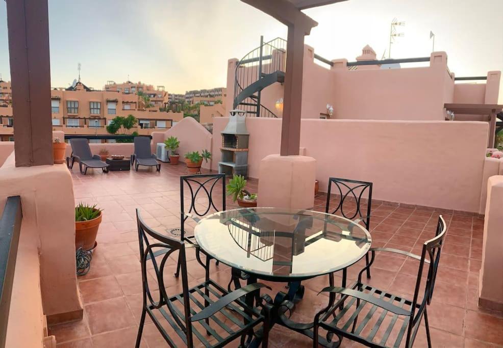 Penthouse Paradiso: 2Br Oasis In Casares Del Sol Ngoại thất bức ảnh